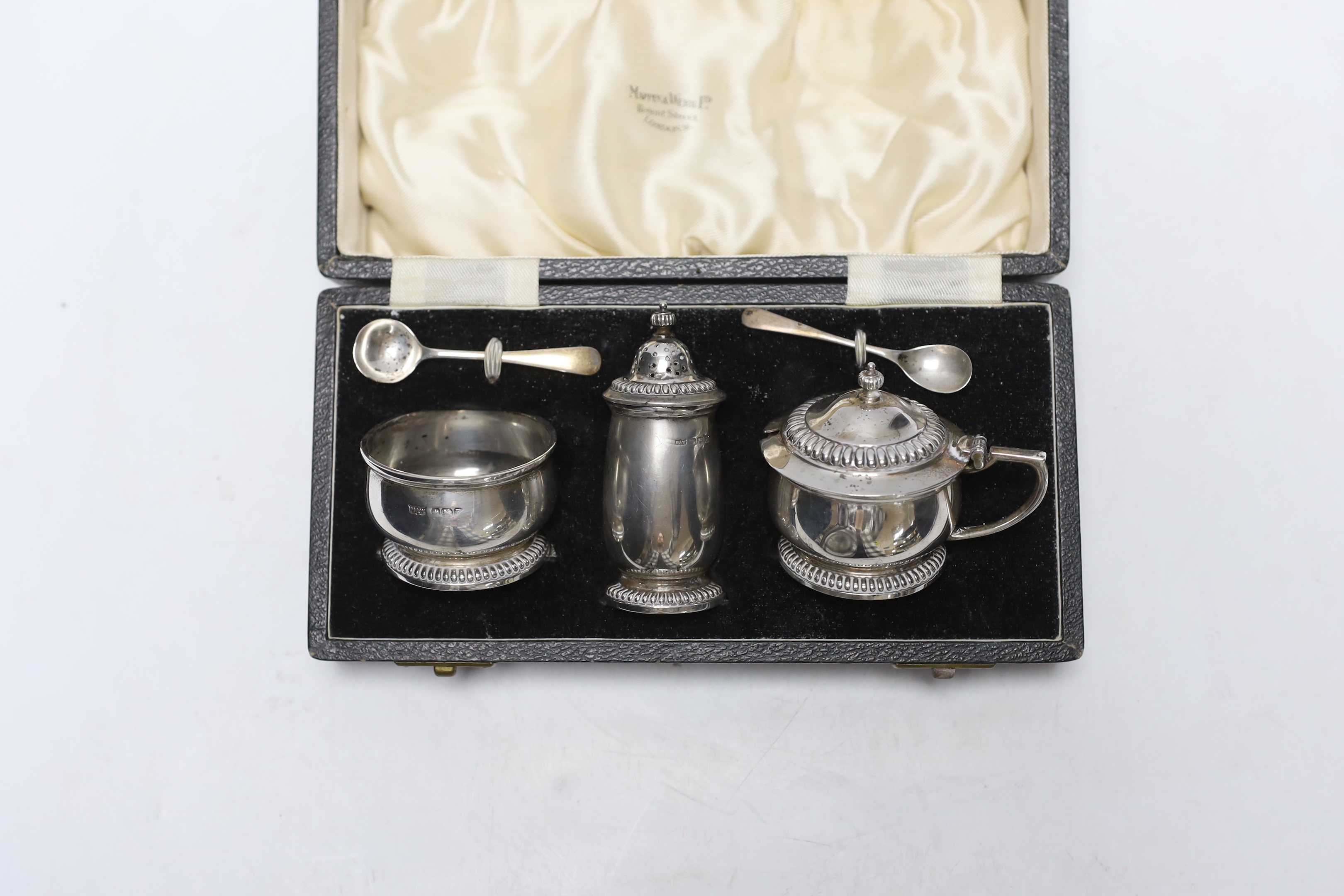 A cased Mappin & Webb three piece silver condiment set, with two matching spoons, Sheffield, 1948.